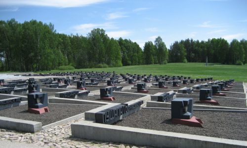Символічні могили спалених сіл у Білорусі, мешканці яких були вбиті нацистами. Фото: Veenix - Praca własna, CC BY 3.0, Wikimedia