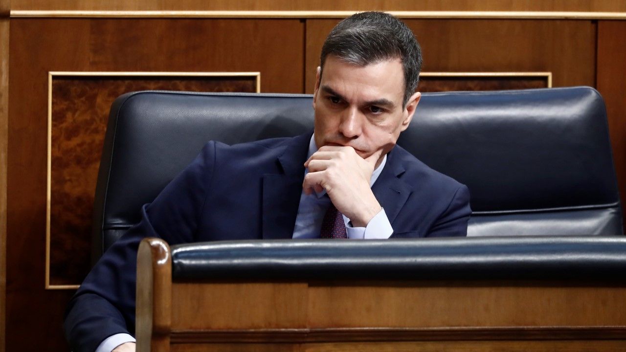 Premier Hiszpanii Pedro Sanchez w hiszpańskim parlamencie (fot. Mariscal - Pool/Getty Images)