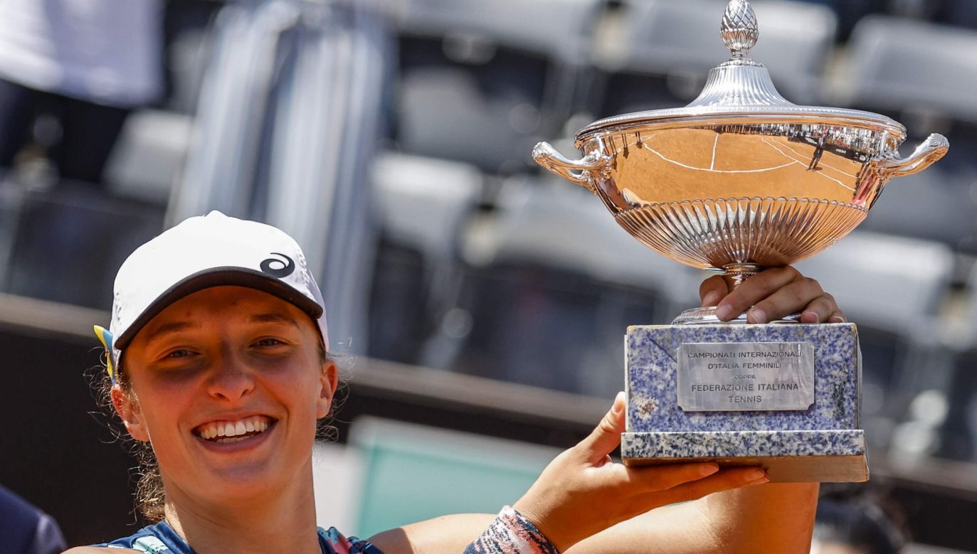 Iga Świątek poses with the trophy she won in the women's singles final match against Ons Jabeur at the Italian Open tennis tournament in Rome. Photo: PAP/EPA/FABIO FRUSTACI