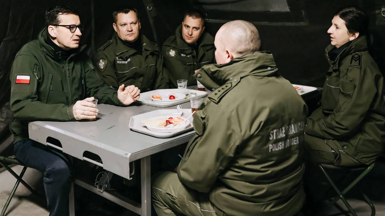 Premier Mateusz Morawiecki wspiera funkcjonariuszy w walce z próbami nielegalnego przekroczenia granicy (fot. PAP/EPA/ADAM GUZ / CHANCELLERY OF PRIME MINISTER HANDOUT)