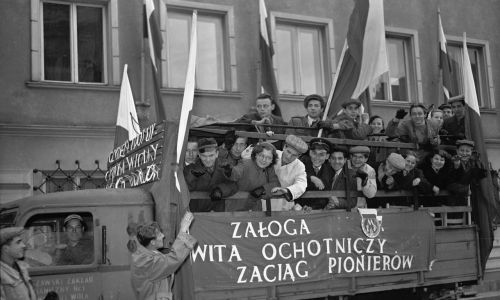 Październik 1952.  Młodzież z krakowskiej organizacji ZMP otrzymała skierowanie do Nowej Huty. Fot. PAP/CAF/Otto Link