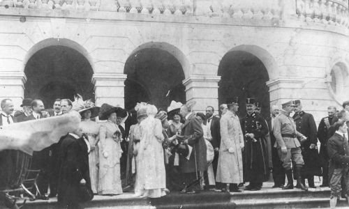 Визит Карла Габсбурга (в светлом плаще) и его супруги Зиты в Балицах, около 1912 года. А потом после восхождения на престол. Фото: NAC/IKC, sygnatura: 1-H-14-1