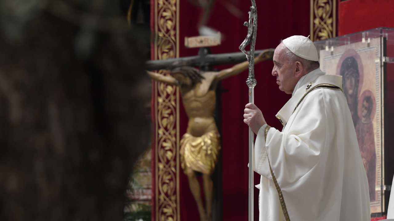 Papież Franciszek odprawił Mszę Wigilijną Paschalną w bazylice Św. Piotra. (fot. 	PAP/EPA/VATICAN MEDIA HANDOUT)