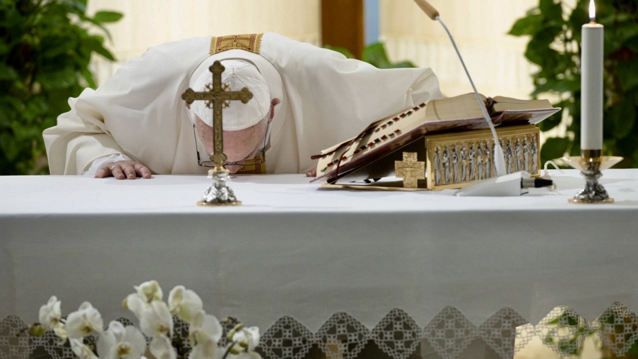 Papież przyznał, że Kościół znalazł się „w trudnej sytuacji” (fot. PAP/EPA/VATICAN MEDIA)