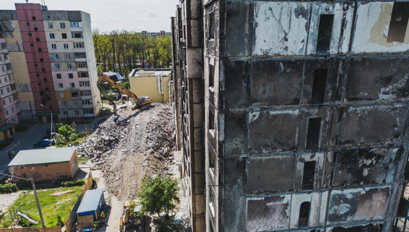 Budynki mieszkalne, które zostały zniszczone w rosyjskim na Ukrainę w Irpiniu koło Kijowa (fot. PAP/Vladyslav Musiienko) 