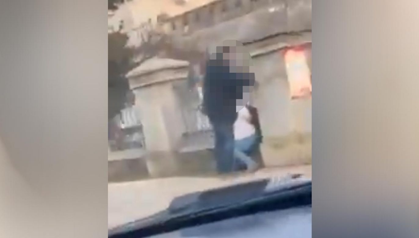 Igraszki przed przychodnią w Sycowie (fot. YouTube/ Montarzysta)