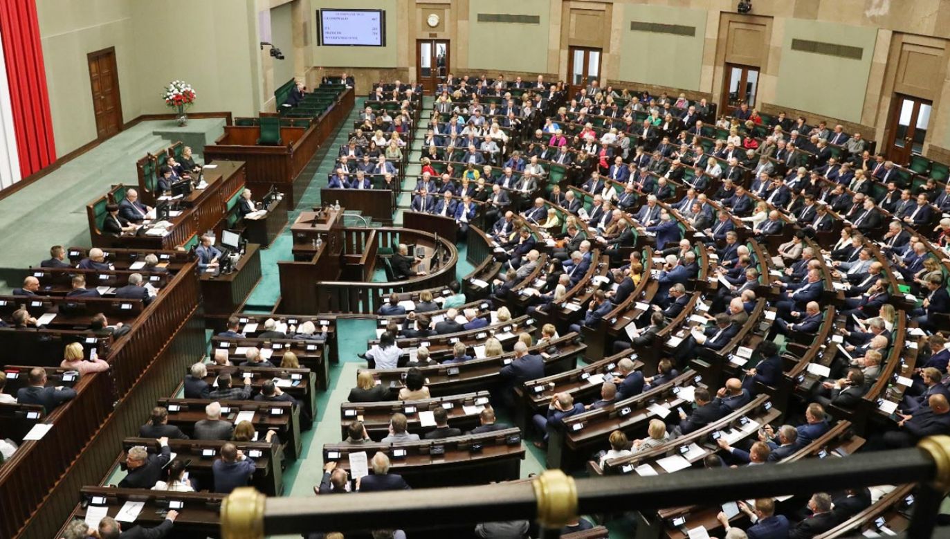 Ustawa ma na celu rozdzielenie dat wyborów parlamentarnych i samorządowych (fot. TT/@KancelariaSejmu)
