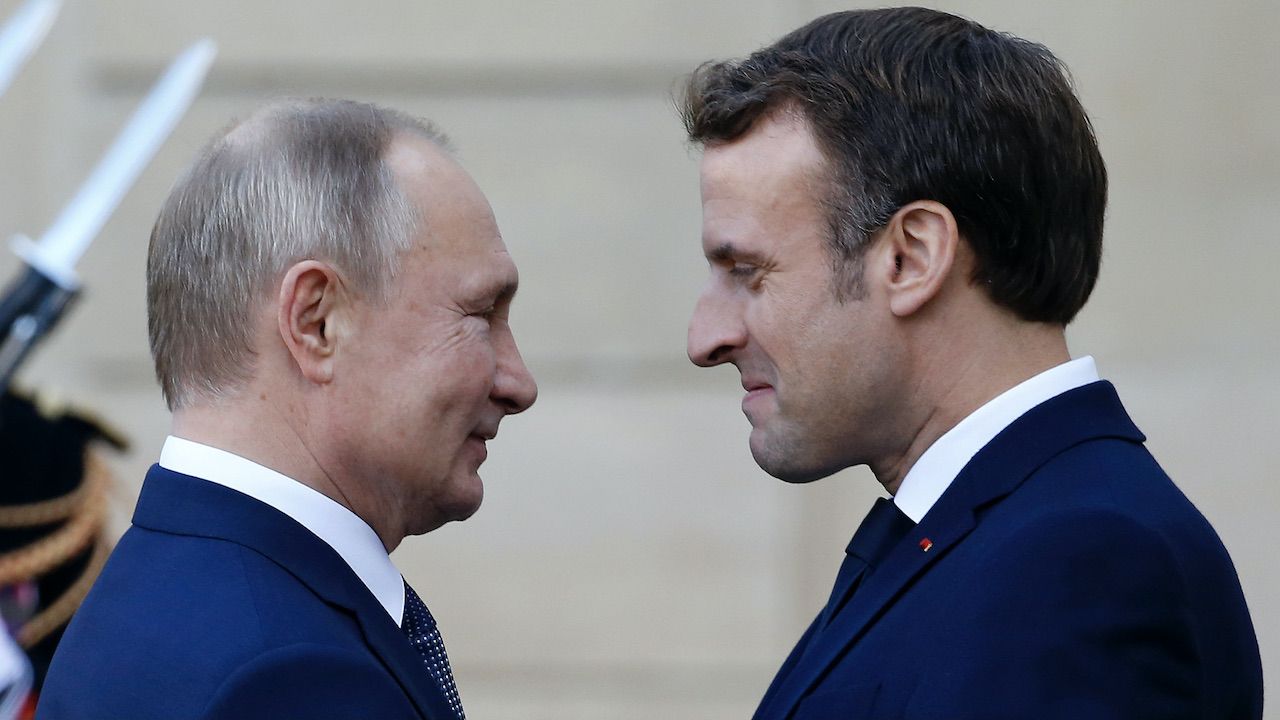 Francuska telewizja opublikowała obszerne rozmowy pomiędzy Władimirem Putinem i Emmanuelem Macronem (fot. Chesnot/Getty Images)