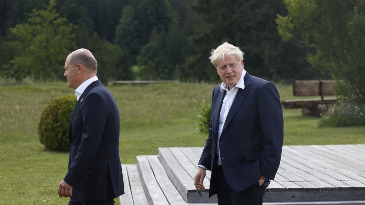 Kanclerz Niemiec Olaf Scholz i premier Wielkiej Brytanii Boris Johnson w trakcie szczytu G7 ( Abdulhamid Hosbas/Anadolu Agency via Getty Images)