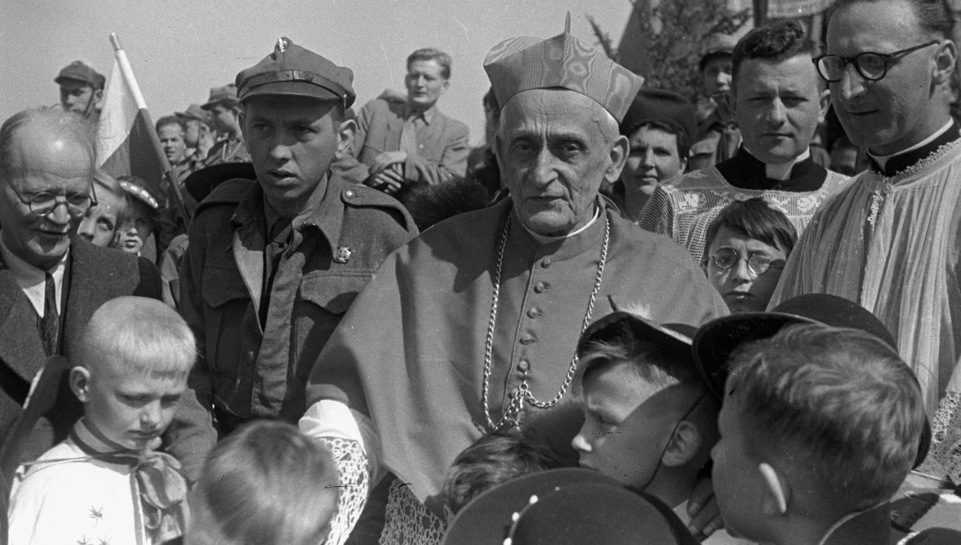 Year 1948. Cardinal Adam Stefan Sapieha, Metropolitan of Krakow with scouts from Kraków celebrating the 30th anniversary of the existence of the 5th Pack. Photo: PAP