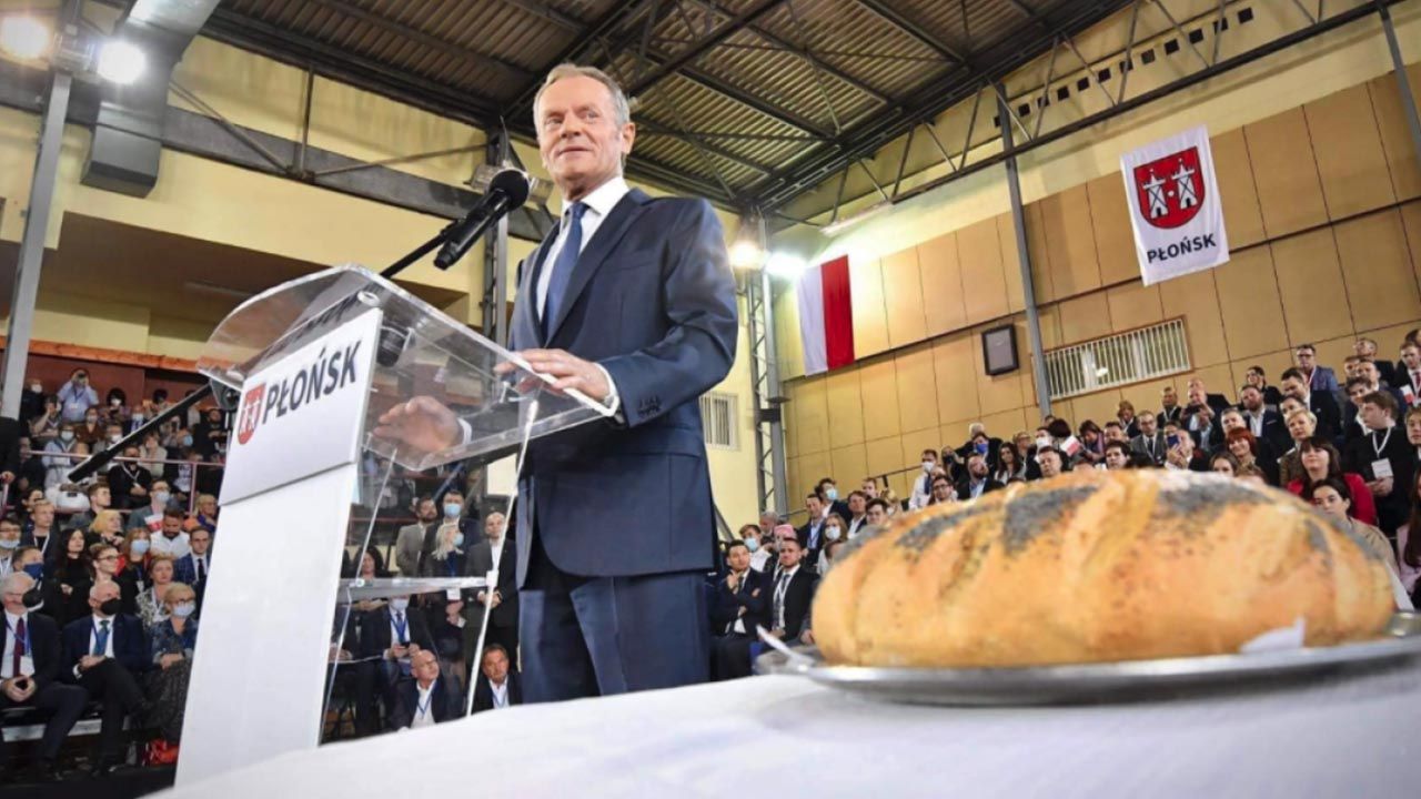 Donald Tusk kupuje chleb po 30 zł? (fot. twitter.com/Platforma_org)