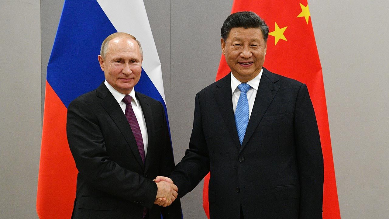Zdaniem ekspertów Władimir Putin i Xi Jinping zawarli nieformalny sojusz (fot.  Ramil Sitdikov\TASS via Getty Images)