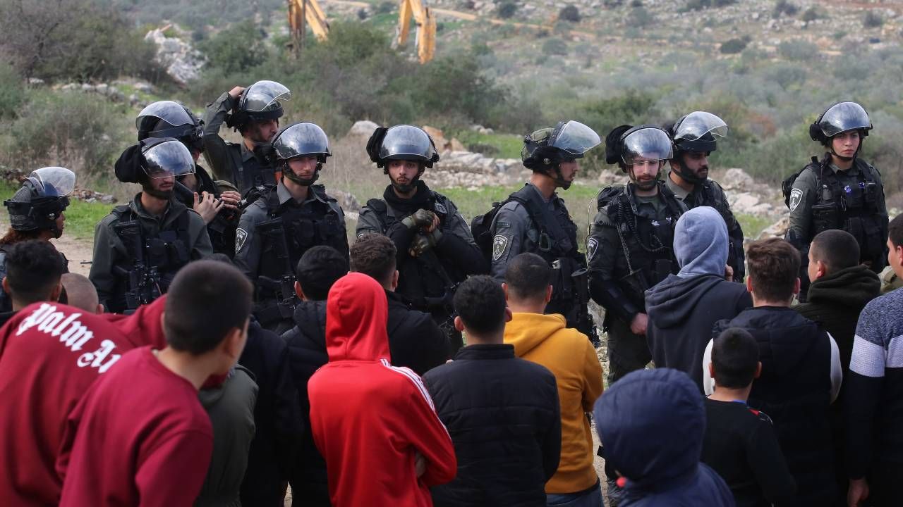 Obrońcy praw człowieka zarzucają izraelskim władzom, że te często skazują niewinnych Palestyńczyków (fot.  Nedal Eshtayah/Anadolu Agency via Getty Images)