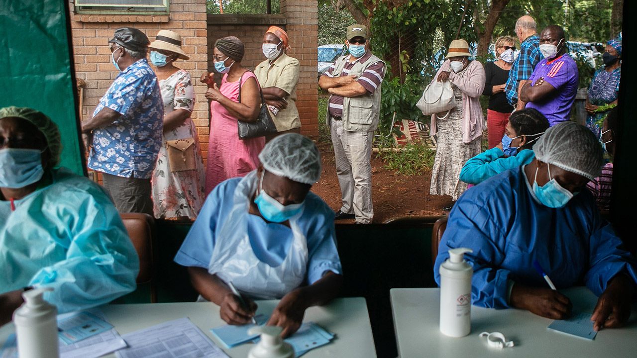 Odsetek mieszkańców Afryki zaszczepionych przeciwko COVID–19 jest stosunkowo nieduży (fot. Tafadzwa Ufumeli/Getty Images)