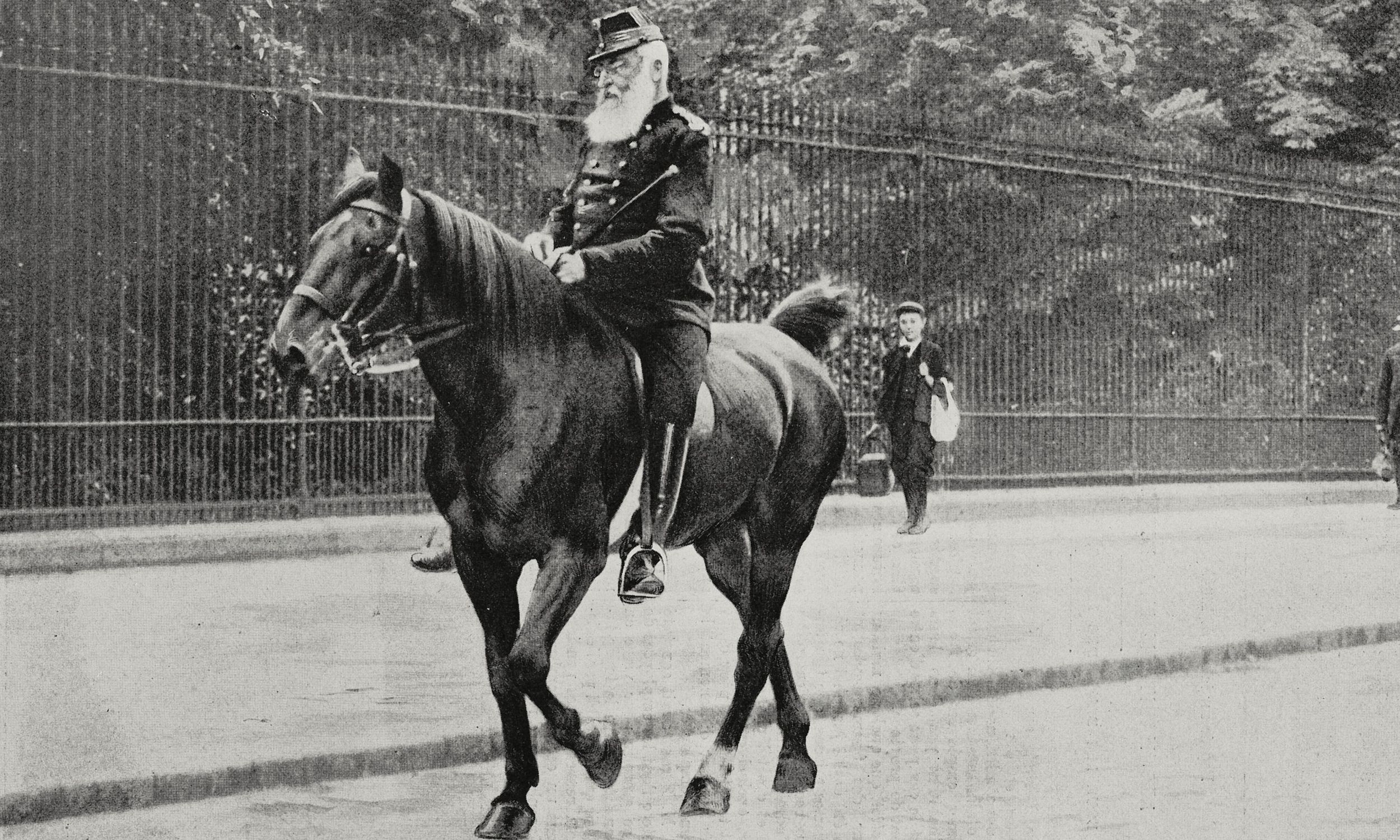 Król Leopold II na konnej przejażdżce w podbrukselskim Laeken Park w lipcu 1905 roku. Fot. Getty Images/De Agostini/Nadaud from L'Illustration, No 3256, July 22, 1905.