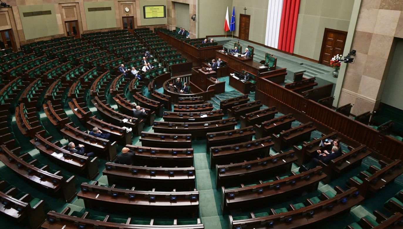 Sondaż: notowania partii politycznych w maju 2022 r. (fot.  PAP/Marcin Obara)