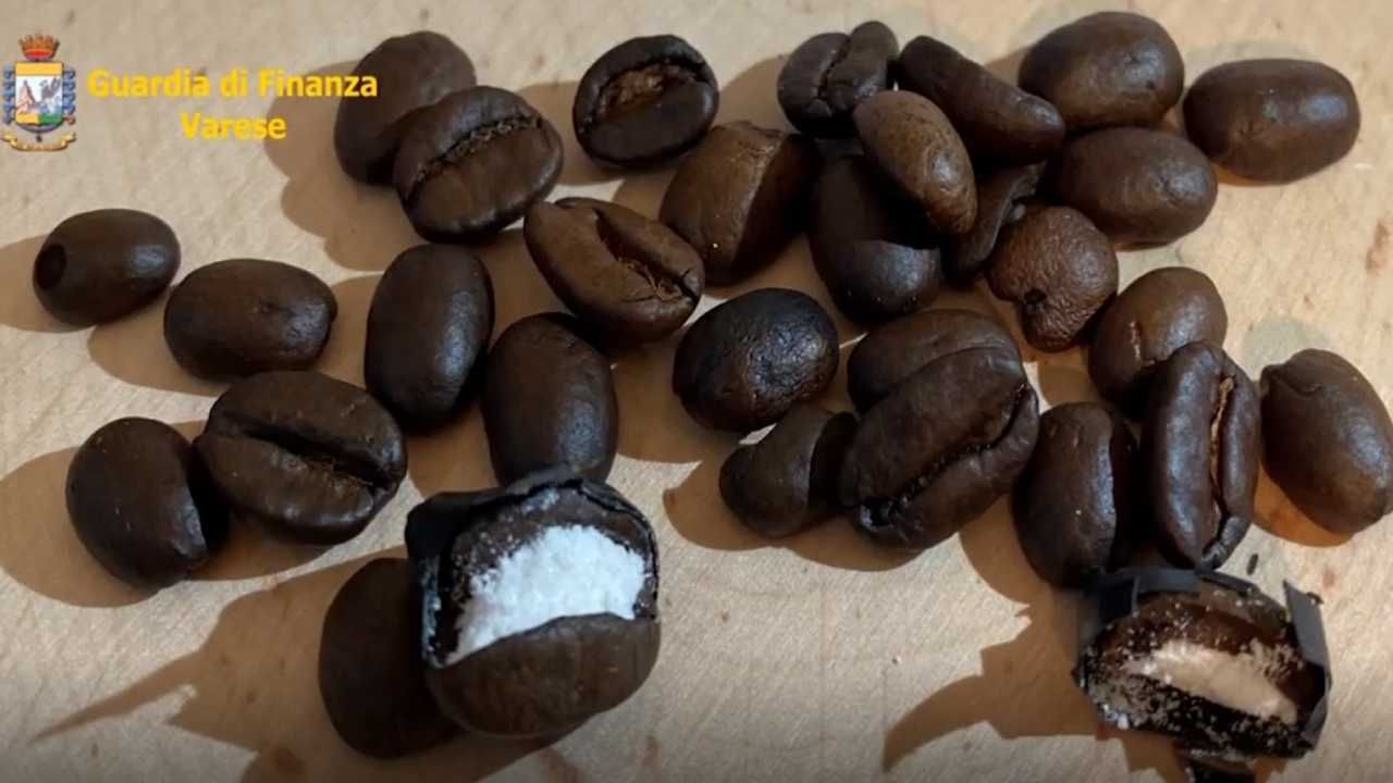 Ziarna kawy nafaszerowane były kokainą (fot. źródło: Facebook/GuardiadiFinanza)