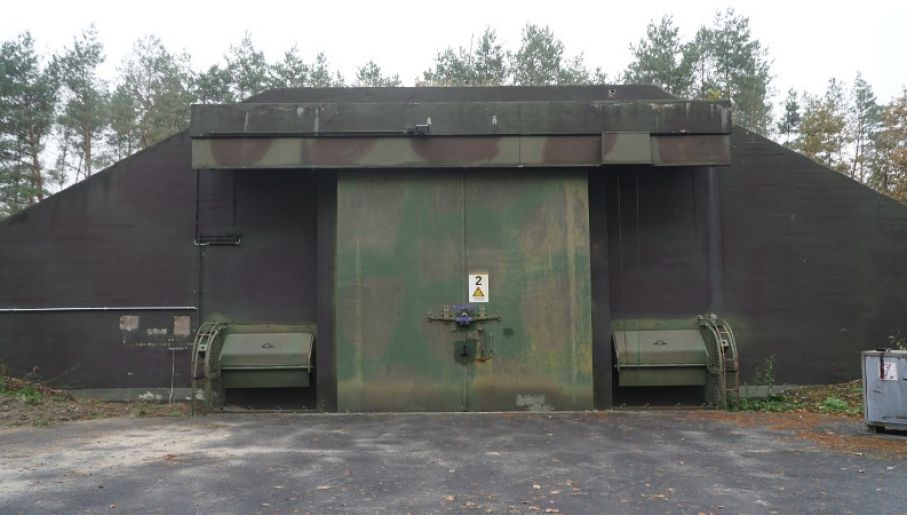 Wojskową amunicję zastąpiły w takich bunkrach, równie groźne wyroby pirotechniczne (fot. politie.nl)