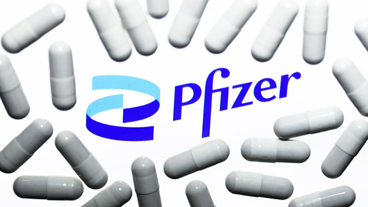 Firma Pfizer ogłosiła, że ich kandydat na lek zakończył trzecią fazę badań klinicznych (fot. Jakub Porzycki/NurPhoto via Getty Images, zdjęcie ilustracyjne)