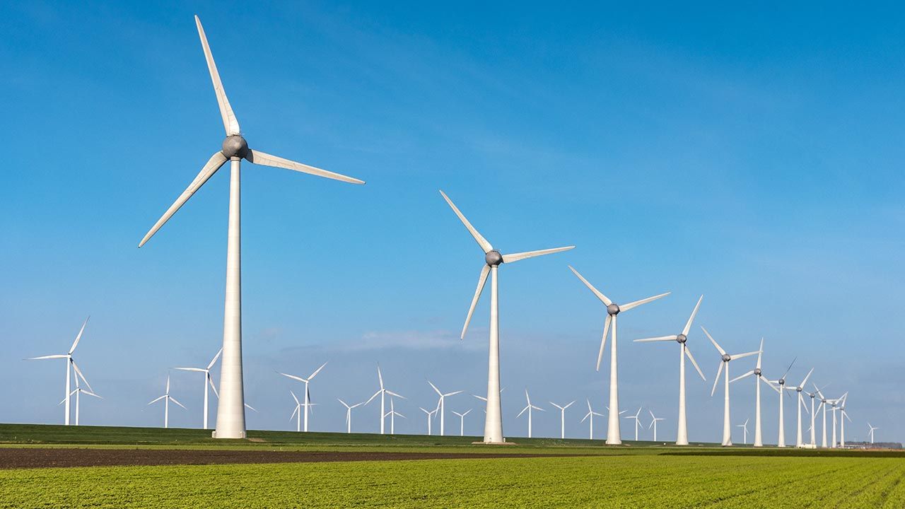 Lądowa energetyka wiatrowa to  efektywna technologia wytwarzania energii (fot. Shutterstock/fokke baarssen)