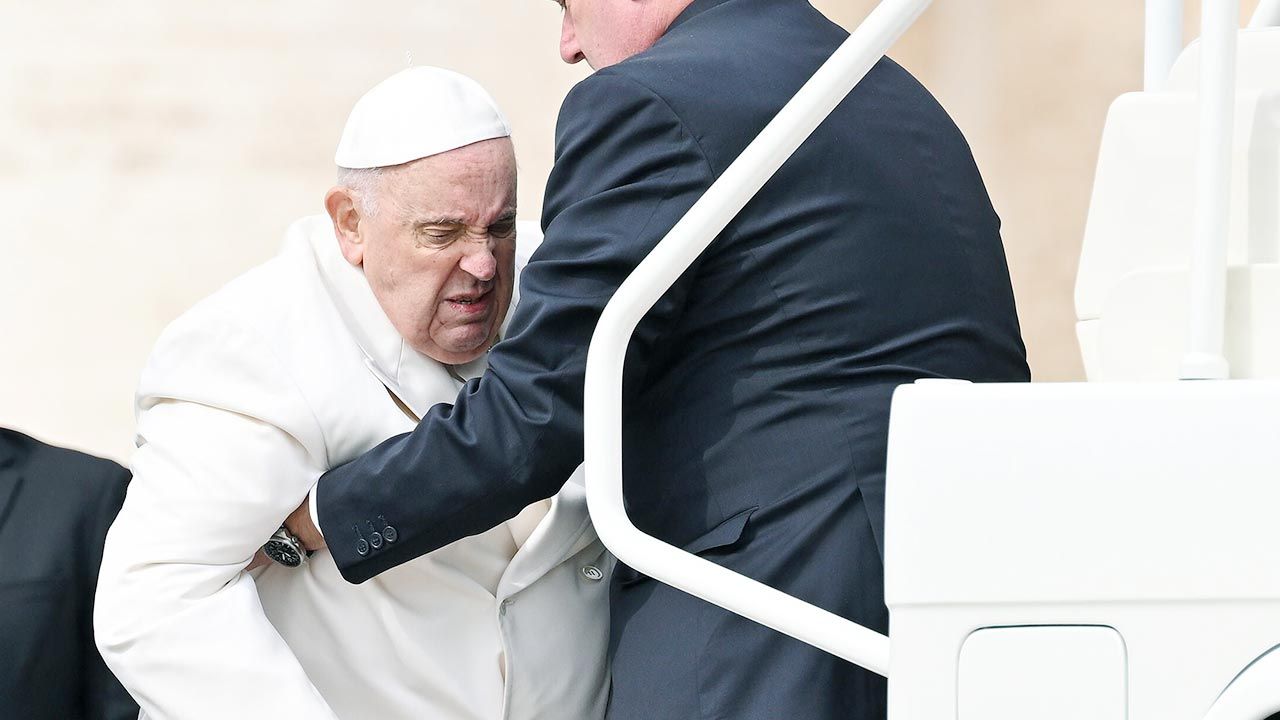 Papież jest hospitalizowany (fot. PAP/EPA/ETTORE FERRARI)