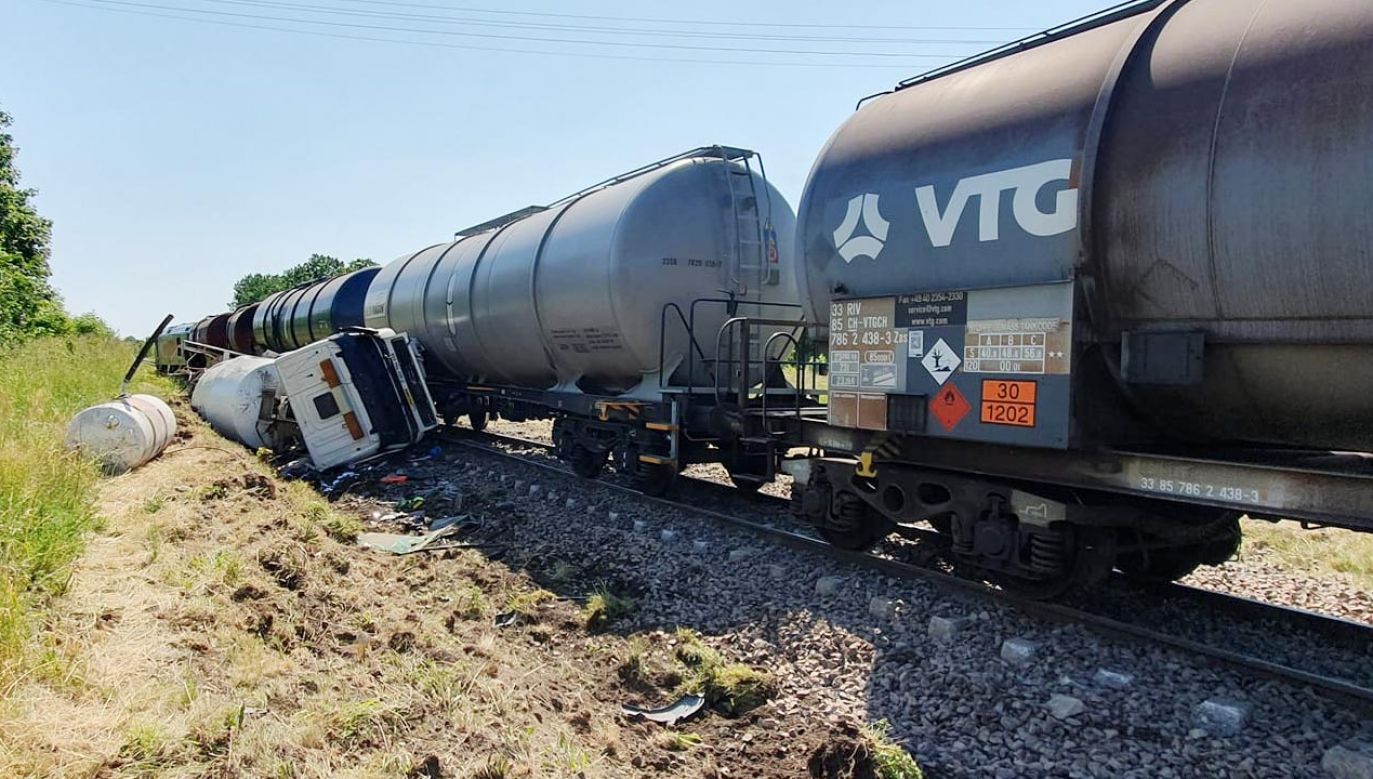 Pociąg ciągnął cysterny z bazy paliwowej (fot. FB/Ochotnicza Straż Pożarna w Kiszkowie)
