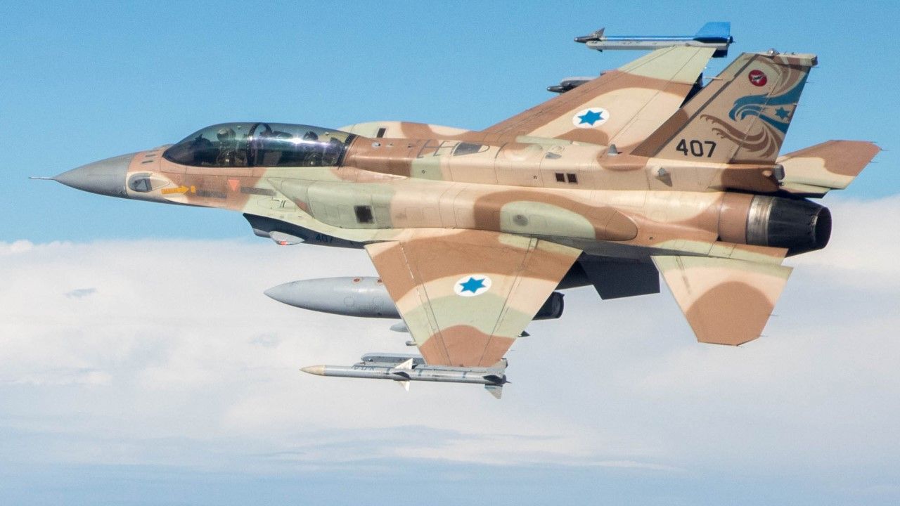 Izraelski samolot myśliwsko-bombowy F-16D w trakcie lotu (fot. Wikimedia commons / Major Ofer/Israeli Air Force רס"ן עופר, חיל האוויר הישראלי)
