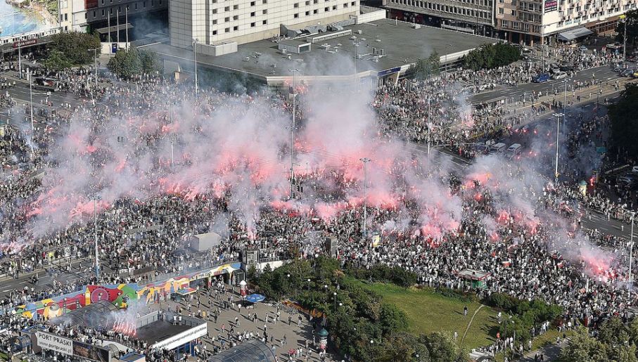 Co roku 1 sierpnia o godz. 17 Warszawa składa hołd powstańcom (fot. Wiki 3.0/Adrian Grycuk)