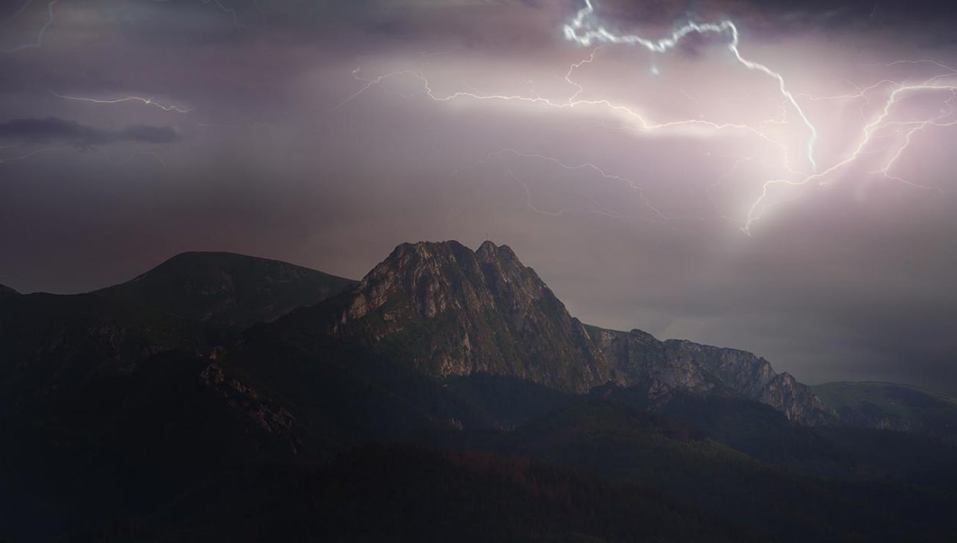 Służby wydały wcześniej ostrzeżenie przed burzami (fot. Shutterstock/ambrozinio)