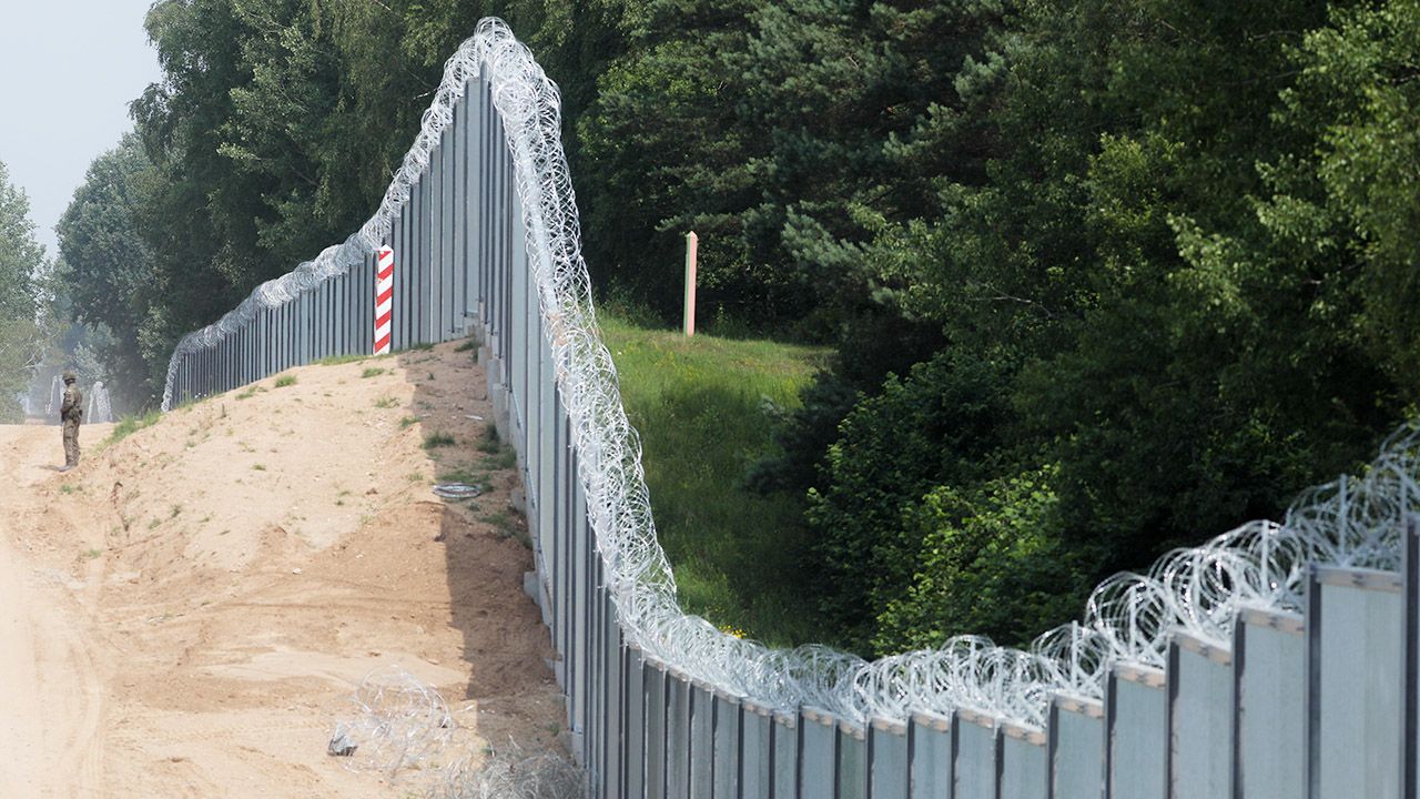 Zapora na granicy polsko-białoruskiej(fot. arch.PAP/Artur Reszko)