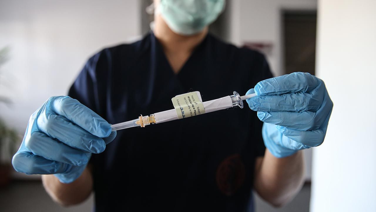Do Polski szczepionka trafi najprawdopodobniej na przełomie roku (fot. Dogukan Keskinkilic/Anadolu Agency via Getty Images)