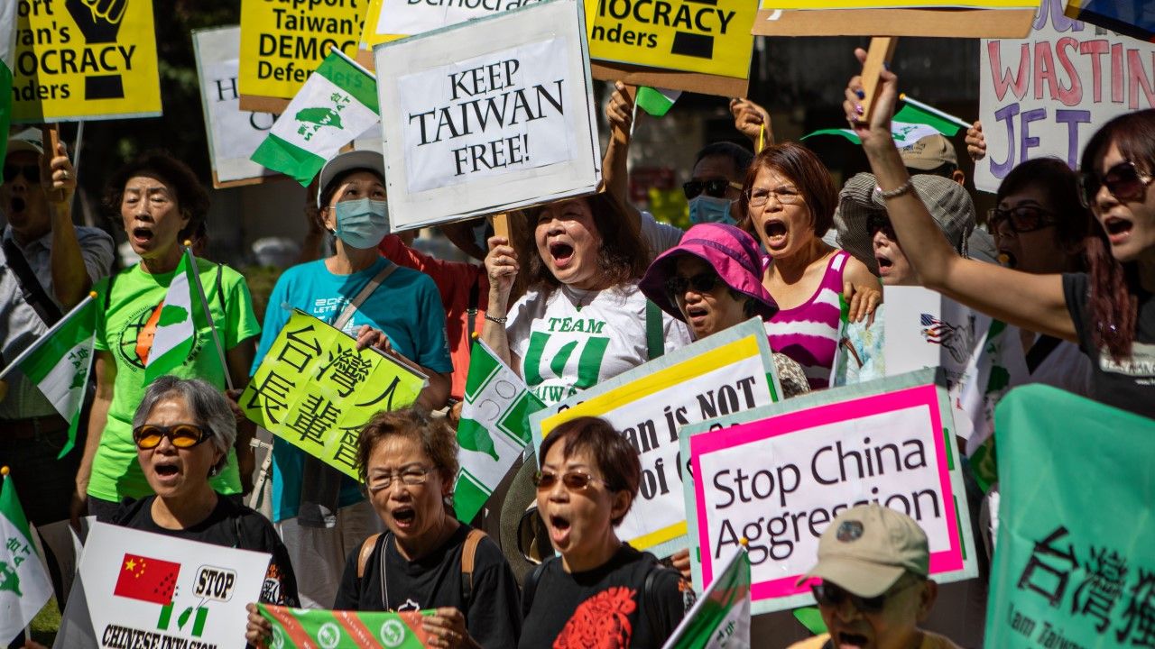 Tajwańscy Amerykanie przed chińskim konsulatem generalnym (fot. Jason Armond / Los Angeles Times via Getty Images)