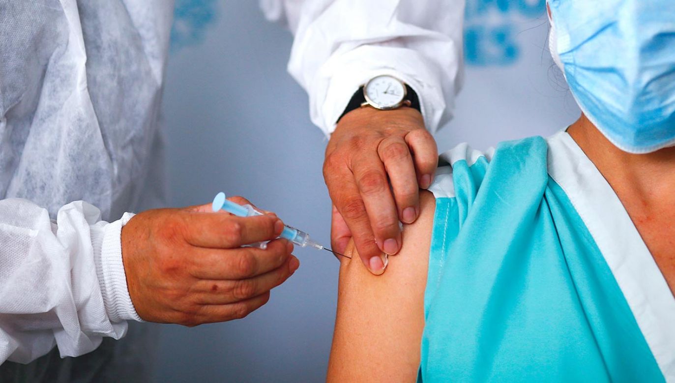 Вакциной заражают. Vaccine Action.