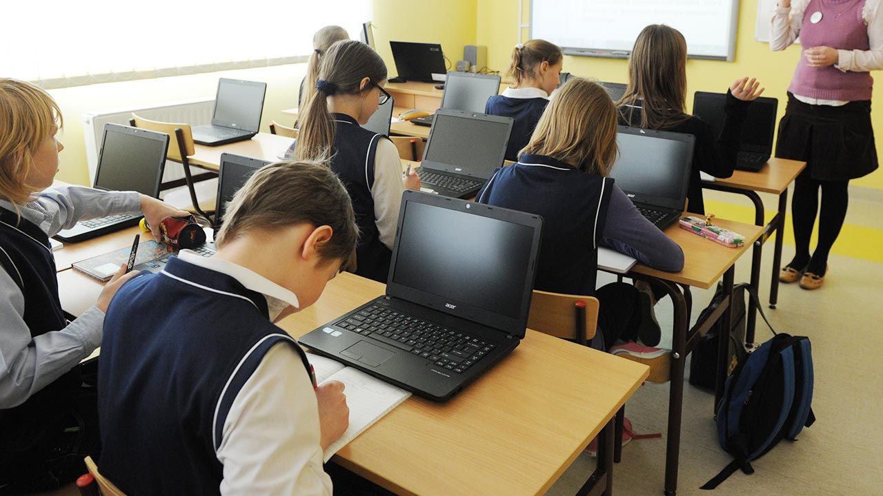 Ponad 200 tys. dzieci z byłych PGR-ów otrzymało komputery (fot. PAP/Marcin Bielecki)