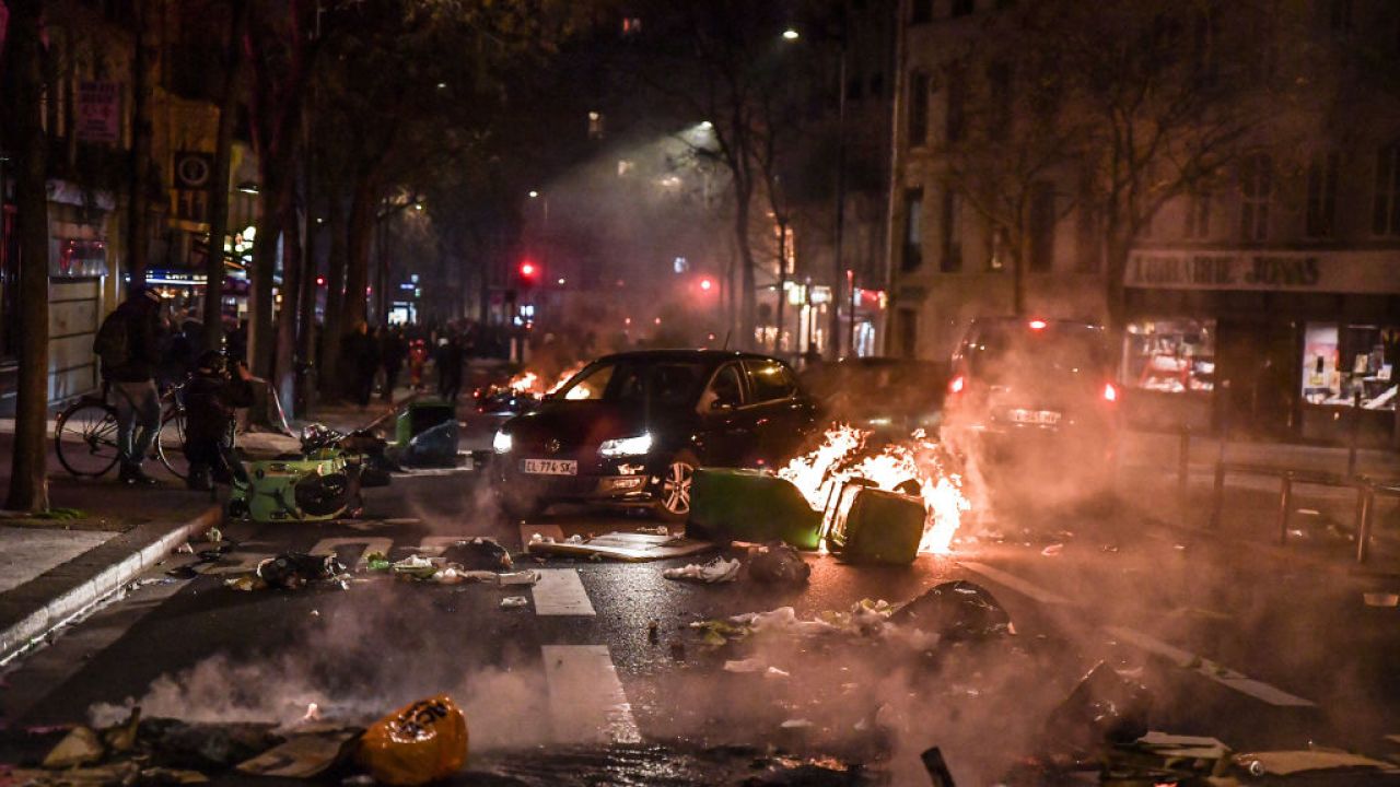 Quemaron coches, destrozaron escaparates, protestaron por el aumento de la edad de jubilación en Francia y realizaron numerosas detenciones.