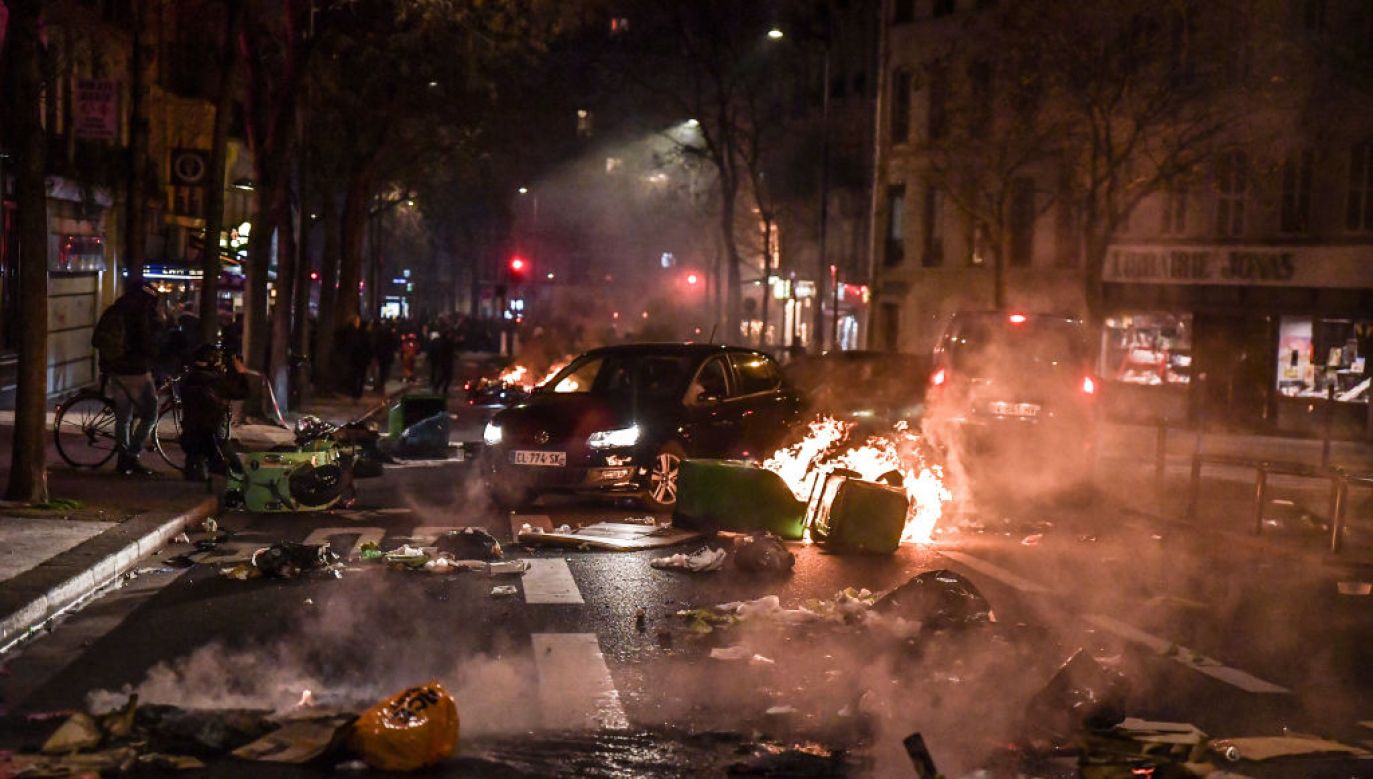 Podczas protestów w Paryżu nie obyło się bez tradycyjnego podpalania samochodów (Fot. Firas Abdullah/Agencja Anadolu; Getty Images)