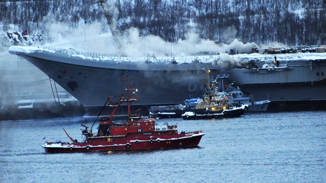Pożar Admirała Kuzniecowa może kosztować Rosję nawet 1,5 mld dolarów (fot. Lev Fedoseyev\TASS via Getty Images)