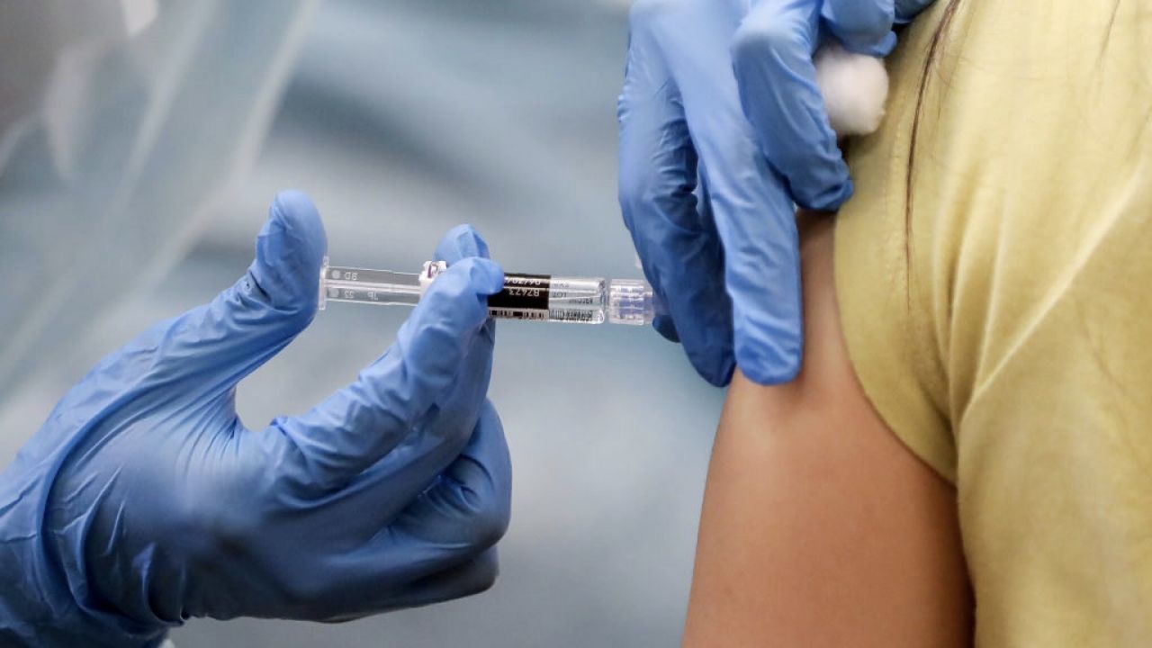 To druga po Pfizerze firma, która donosi o szczepionce na COVID-19 (fot. Mario Tama/Getty Images)