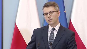 Rzecznik rządu Piotr Mueller próbował odpowiedzieć na pytania dziennikarza TVN (fot TVP Info)