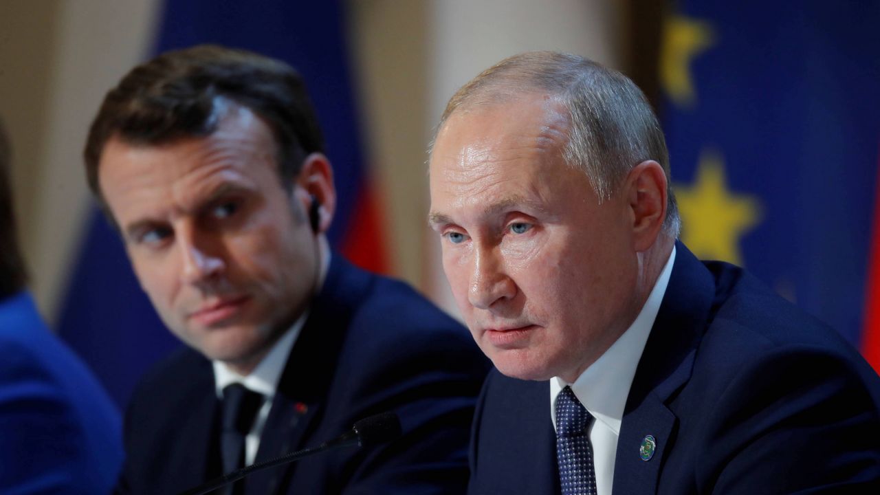 Prezydent Francji Emmanuel Macron i Władimir Putin (fot. EPA/CHARLES PLATIAU / POOL MAXPPP, PAP/EPA)
