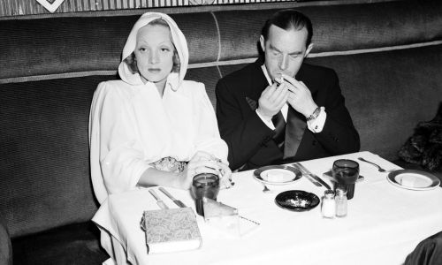Robiła wrażenie również na ludziach, nie związanych z show-biznesem. Erich Maria Remarque chciał się z nią ożenić. Oboje na zdjęciu w Hollywood na początku 1939 roku. Fot. Bettmann / Getty Images