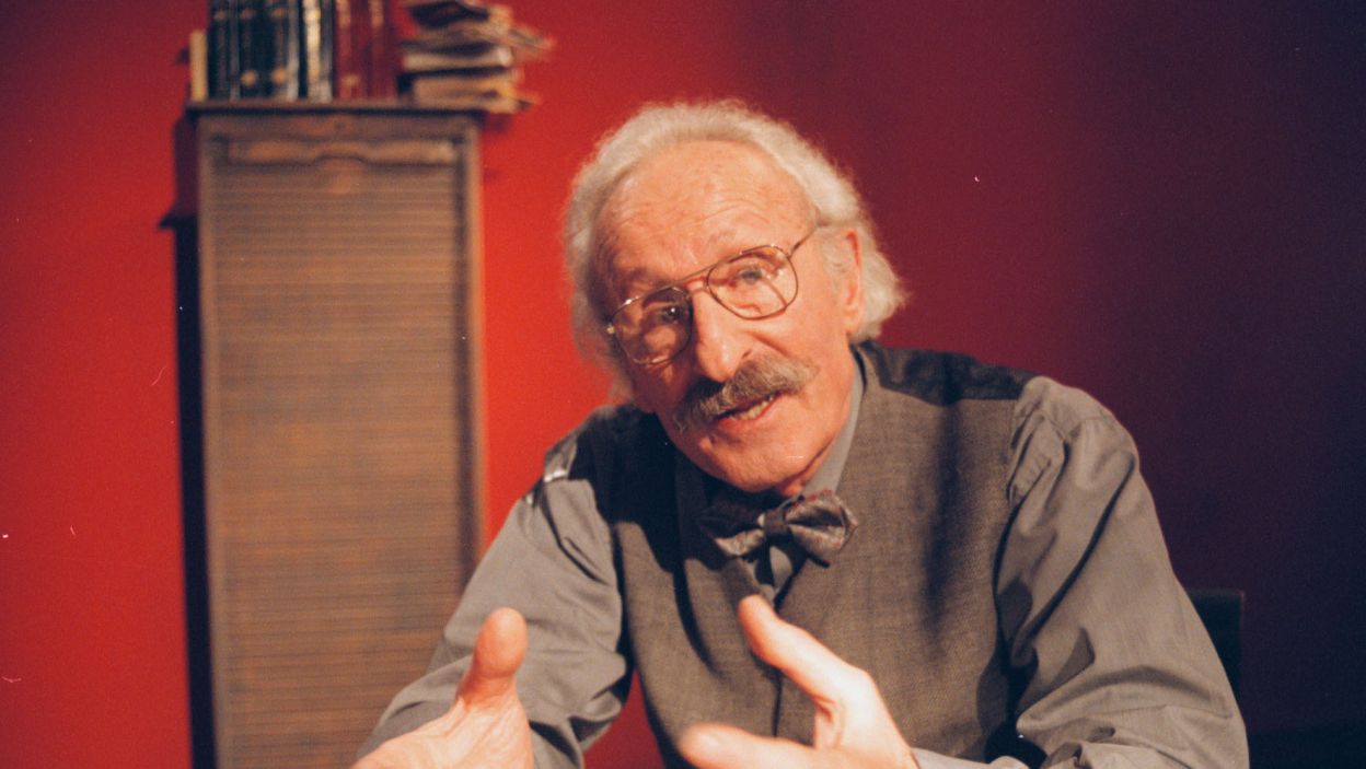 Od lat 70-tych do dnia dzisiejszego związany jest warszawską sceną teatralną, występując przede wszystkim w Teatrze Powszechnym im. Zygmunta Hübnera (Scena ze spektaklu „Simpatico”, fot. TVP)