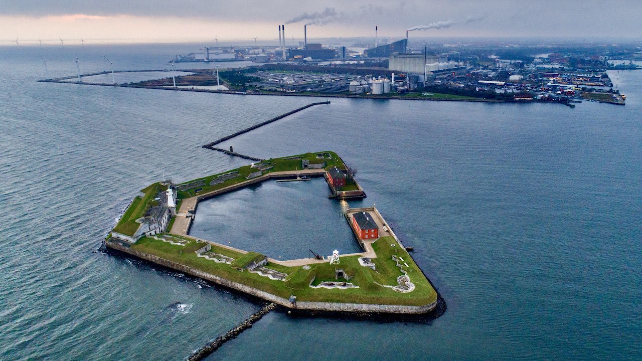 Port w Kopenhadze, gdzie planowana jest budowa sztucznej wyspy Lynetteholm (fot. PAP/EPA/Nils Meilvang)