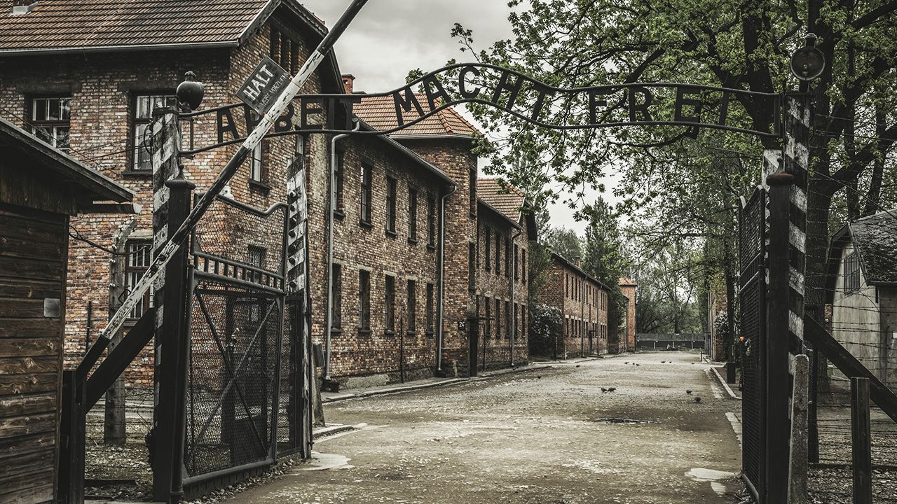 Kanclerz Merkel oraz premier Mateusz Morawiecki odwiedzą w piątek były niemiecki obóz Auschwitz (fot. Shutterstock/ Jaroslav Moravcik)