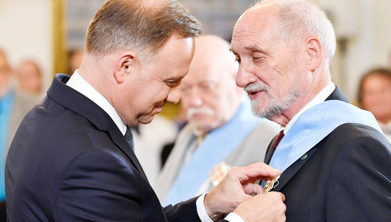Prezydent uhonorował Antoniego Macierewicza (fot. PAP/Radek Pietruszka)