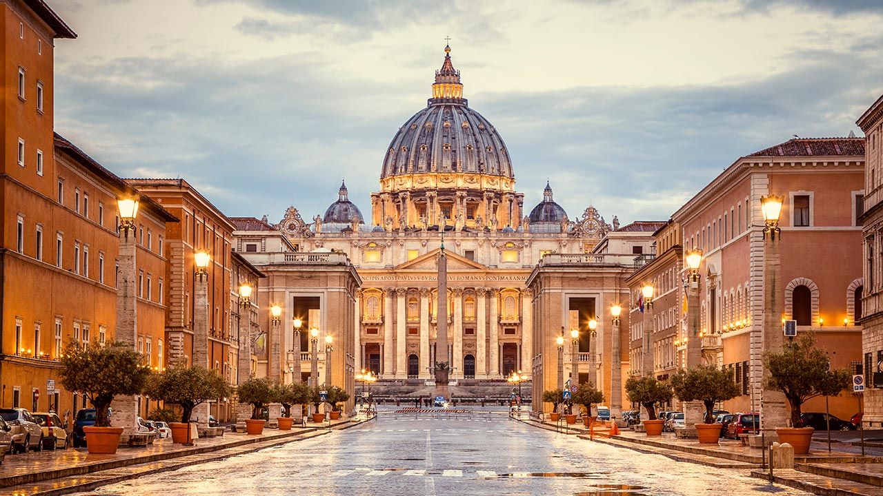 Watykan zaostrza obostrzenia sanitarne (fot. Shutterstock/Vladimir Sazonov)