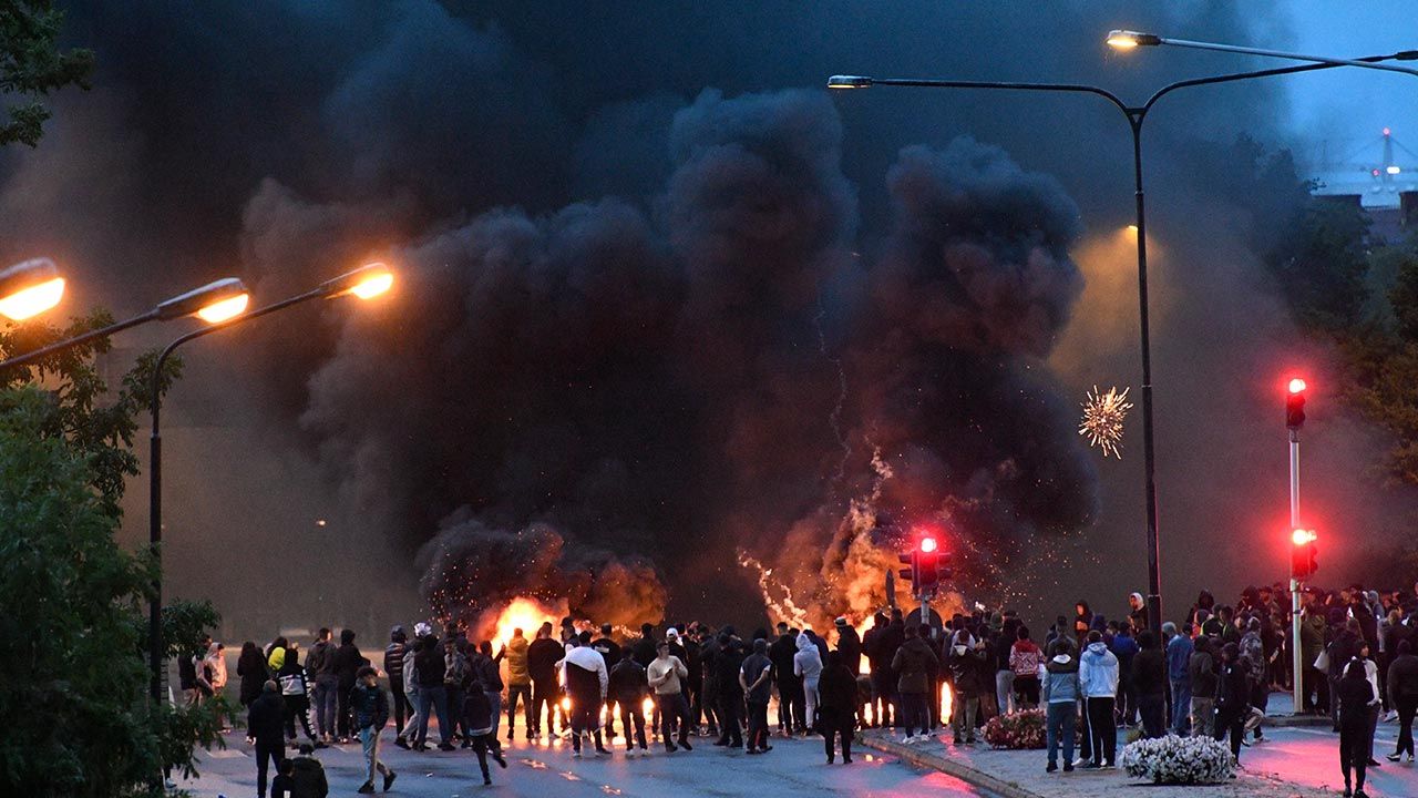Ok. 300 osób, wykorzystując fajerwerki, świece dymne oraz płonące opony, zablokowało główną ulicę prowadzącą do imigranckiej dzielnicy Rosengård  (fot. 	PAP/EPA/TT NEWS AGENCY)