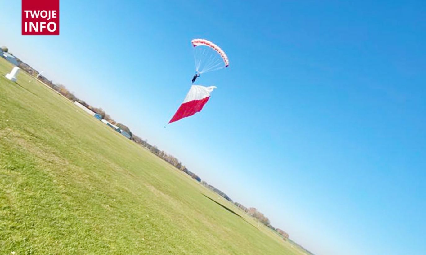 Święto Niepodległości: Skok ze spadochronem