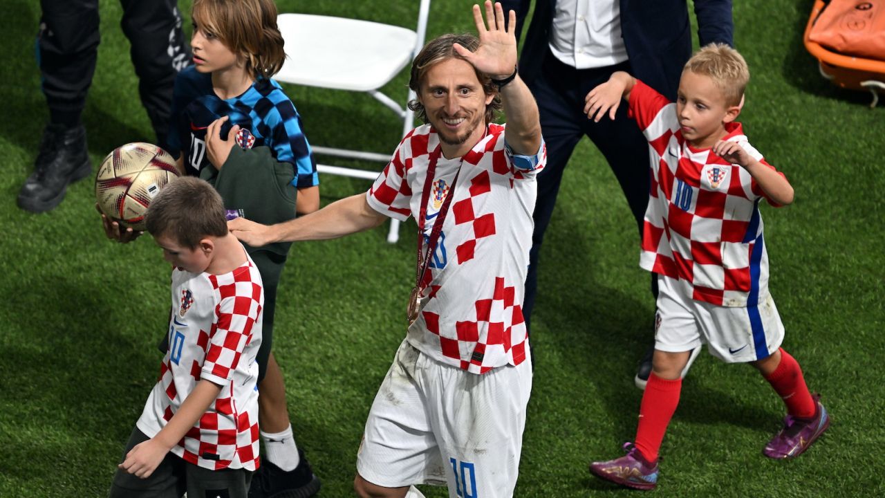 Luka Modrić świętował wywalczenie brązowego medalu mistrzostw świata z synem (fot. PAP/EPA)