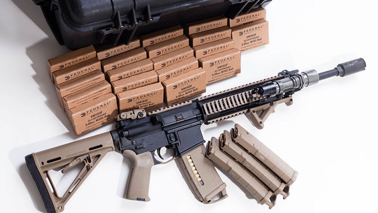 AR-15 jest najpopularniejszym karabinem w Stanach. Po modyfikacjach przypomina broń wojskową (fot. Wikipedia/CC/Joe Cereghino)
